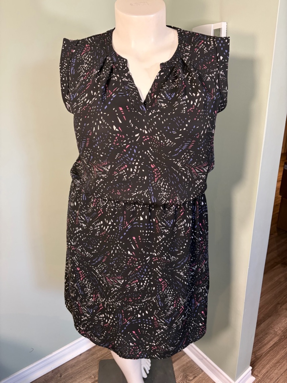 116. Reitmans Black Cap Sleeve Patterned Shift Dress